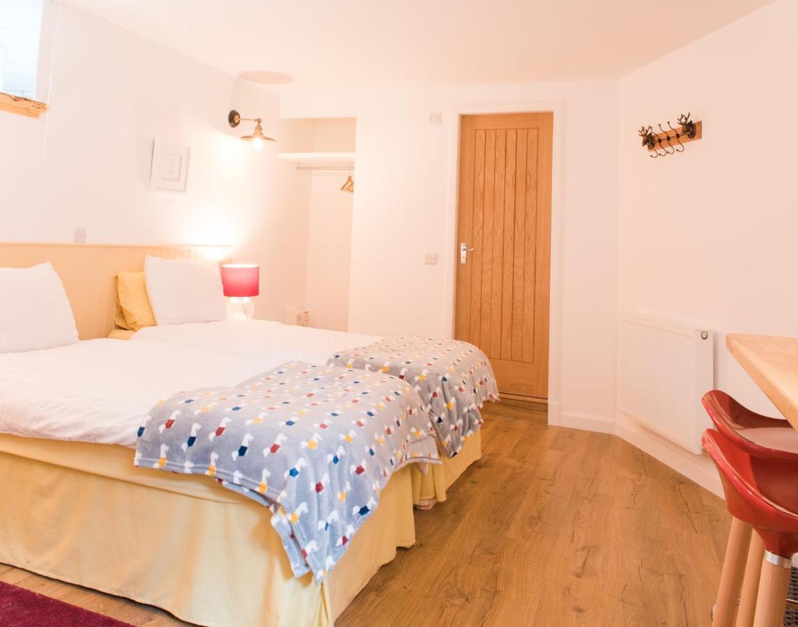 The Merryburn - Rooms And Courtyard Studios ดังเคลด์ ภายนอก รูปภาพ